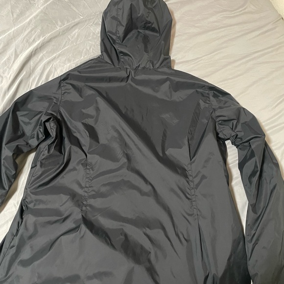 Size XL Columbia, puffy on the inside raincoat on the outside - Picture 4 of 4